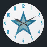 Grande reloj de 'números' de estrella azul redondo blanco<br><div class="desc">Diseño moderno con una estrella "brillante" azul y blanco sobre un fondo blanco. Reloj de pared con un diseño de personalizable para que puedas personalizar con tu propio texto, imágenes e ideas. Tenga en cuenta que se trata de una imagen impresa creada con fotografías originales y técnicas digitales, que no...</div>