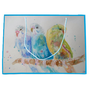 Grande Tres Budgies sentados con una bolsa de regalo azul