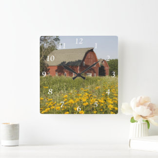Granero rojo y reloj cuadrado de los Wildflowers