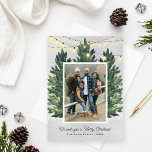 Granja de árbol de navidad de foto de familia rusa<br><div class="desc">El diseño de esta cédula de fotos navideña "¡Te deseamos una Feliz Navidad!" presenta una moda rústica de invierno de una granja de árboles de Navidad que enmarca un retrato familiar favorito. Incluye un fondo gris nevado con luces de trineo de cuerda colgante y pinos de acuarela verde recién cortados....</div>