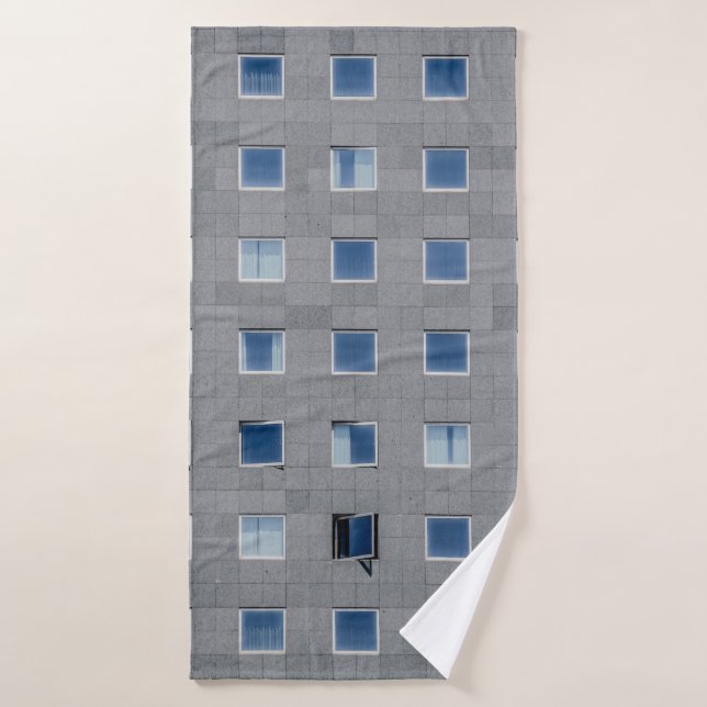 Gray concrete building photography (Toalla de baño)
