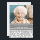 Gray Damask Photo 90th Birthday Party Invitaciones<br><div class="desc">Personalizado foto 90 invitaciones a la fiesta de cumpleaños en elegantes tonos grises y blancos clásicos damascos florales. Añade tu nombre,  foto y detalles del fiesta para una invitación única y elegante a la fiesta de cumpleaños.</div>