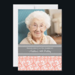 Gray Damask Photo 90th Birthday Party Invitaciones<br><div class="desc">Fotografía Personalizado 90 cumpleaños invitaciones a fiestas en elegantes tonos rosa melocotón,  gris y blanco,  de color blanco y color blanco,  en la época de la cosecha floral. Añade tu nombre,  foto y detalles del fiesta para una invitación única y elegante a la fiesta de cumpleaños.</div>