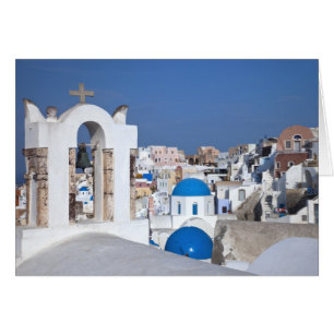 Grecia, Santorini. Campanario y cúpulas azules de 