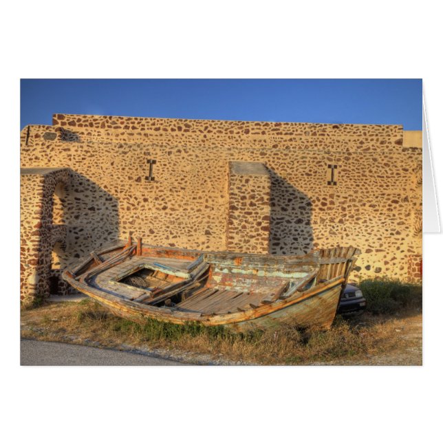 Grecia, Santorini, Oia. Viejo bote de pesca en sec (Anverso (Horizontal))