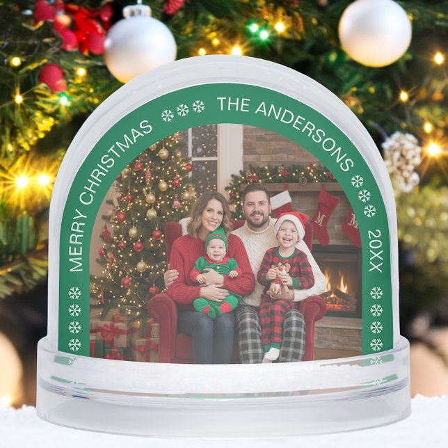 Green Arch Family Photo Merry Christmas Snowflakes (Subido por el creador)