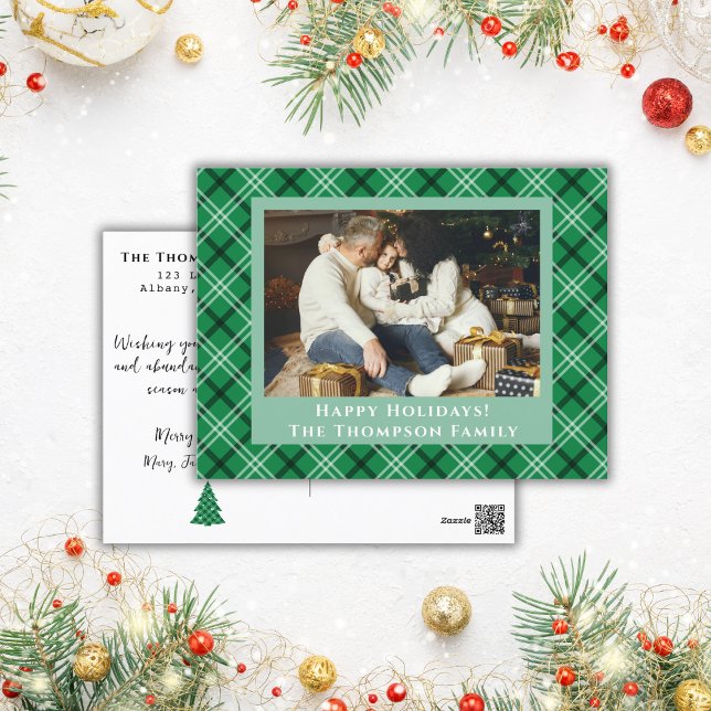 Green Buffalo Plaid |Un Navidad fotográfico (Spread holiday cheer with a custom Christmas postcard with one photo on a green plaid background.
)