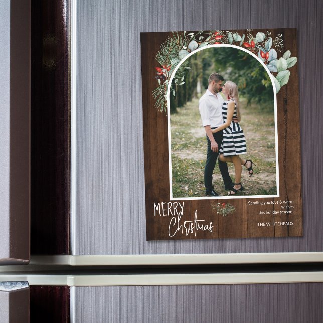 Greenery Merry Christmas Arch Foto Madera oscura (You will love these beautiful Christmas cards! They feature botanical watercolor pine and berries.)