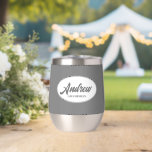 Groomsman Boda con estilo gris oscuro<br><div class="desc">Regale a su boda groomsman con este moderno y personalizado vaso de vino de acero inoxidable con su nombre en escritura estilizada dentro de un diseño ovalado y blanco. El color de fondo y el guión son de color gris oscuro. Personalice su vaso de vino editando y reemplazando el nombre...</div>