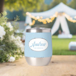 Groomsman Boda de nombres con estilo azul claro<br><div class="desc">Regale a su boda groomsman con este moderno y personalizado vaso de vino de acero inoxidable con su nombre en escritura estilizada dentro de un diseño ovalado y blanco. El color de fondo y el guión son azul claro. Personalice su vaso de vino editando y reemplazando el nombre por el...</div>