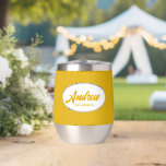 Groomsman Boda estilizado amarillo dorado<br><div class="desc">Regale a su boda groomsman con este moderno y personalizado vaso de vino de acero inoxidable con su nombre en escritura estilizada dentro de un diseño ovalado y blanco. El color de fondo y la escritura es un amarillo dorado. Personalice su vaso de vino editando y reemplazando el nombre por...</div>
