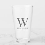 Groomsman con nombres de monograma perforados<br><div class="desc">Dé un regalo monocromático con tipografía gris,  un nombre grande inicial,  y nombre y fecha.</div>