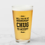 Groomsman propone a Chug aceptar cerveza divertida<br><div class="desc">Empieza la celebración del boda con estilo con una divertida propuesta de groomsman de cerveza de vidrio. El diseño presenta elegantes nombres de tipografía moderna y una solicitud de personalizable que dice "¿Serás mi padrino? Chug a aceptar". Todo el texto es sencillo de personalizar o eliminación. Estas gafas de cerveza...</div>