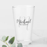 Groomsmen personalizado de escritura moderna<br><div class="desc">Añada un toque personal a su boda con un vaso de rompeolas personalizado. Este cristal presenta el nombre de los groomsmen personalizados en estilo de letra de escritura moderno gris y monograma en estilo de letra de escritura moderno gris claro como fondo con título en estilo de fuente sans serif...</div>