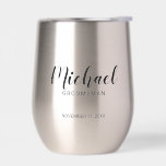 Groomsmen personalizado de escritura moderna<br><div class="desc">Tumbler de vino termal Groomsmen personalizado con estilo de letra estilo escritura moderno y personalizado con título y fecha boda en estilo de letra sans serif moderno. También perfecto para la empleada de honor,  la niña flor,  la madre de la novia,  el mejor hombre y más.</div>