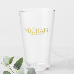 Groomsmen personalizado de oro clásico<br><div class="desc">Clásico vidrio personalizado Groomsmen con el nombre personalizado del groomsman con el título en el estilo clásico del serif oro. También perfecto para el Mejor Hombre, Padre de la Novia y más. Nota: Los detalles del Relieve metalizado se simulan en la obra de arte. Este producto no contará con ningún...</div>