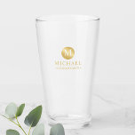 Groomsmen personalizado de oro masculino<br><div class="desc">Añada un toque personal a su boda con un vaso de rompeolas personalizado. Este cristal presenta un monograma en un elemento de círculo dorado con nombre y título en un estilo de fuente profesional dorado. También perfecto para el mejor hombre, padre de la novia, portador de anillo y más. Nota:...</div>