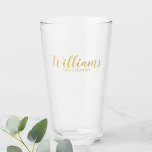 Groomsmen personalizados de oro con guión moderno<br><div class="desc">Modern Script White and Gold Personalized Groomsmen Glass con el nombre personalizado del groomsman en el estilo de letra de caligrafía moderna de oro con el título en el estilo de letra sans serif moderno. También perfecto para la dama de honor, la empleada de honor, el padre de la novia,...</div>