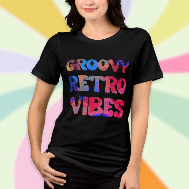 Groovy Retro Vibes coloridas camisetas estéticas d (A cool t-shirt with 'Groovy retro vibes' caption in colorful lettering)