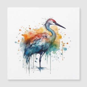 Grúa colorida parada en el agua