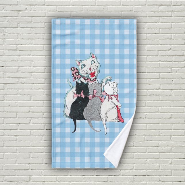 Grupo de gatitos con arcos rosados para gatos (Mother cat with three kittens on blue and white plaid bath hand towel.)