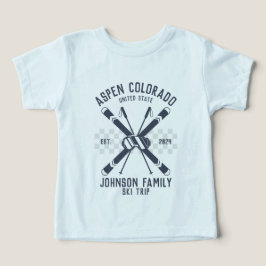 Grupo de viaje de esquí de amigos de familia perso