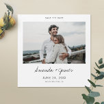 Guardar el imán de fecha con foto<br><div class="desc">Esta sencilla y moderna boda fotográfica personalizado ahorra la fecha imán muestra sus nombres en un animado guión de escritura a mano debajo de su foto. Puede cambiar el tipo de letra, puntuación o color utilizado para varios elementos de texto de este diseño. Los colores de texto predeterminados son negros...</div>