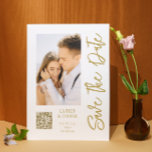 Guardar La Fecha Blanco Oro Elegante Boda Moderno<br><div class="desc">La tarjeta magnética moderna de Boda con estilo con estilo de escritura blanca Save The Date White Gold incluye un fondo blanco con su foto personalizado. Personalice el texto editando el texto en los cuadros de texto proporcionados y agregue la dirección URL de su sitio web para el código QR...</div>