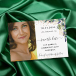 Guardar la fecha cumpleaños foto de eucalipto verd<br><div class="desc">Una foto moderna y elegante de Save the Date. Un fondo blanco de moda adornado con vegetación eucaliptos y chispas doradas. Personaliza y agrega tu foto,  y detalles.</div>