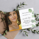 Guardar la fecha cumpleaños foto de eucalipto verd<br><div class="desc">Una foto moderna y elegante de Save the Date. Un fondo blanco de moda decorado con vegetación eucalipto. Personaliza y agrega tu foto,  y detalles.</div>
