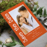 Guardar La Foto Elegante Boda Moderno Y Simple<br><div class="desc">Las tarjetas Save The Date Stylish Modern Simple Wedding Cards presentan tu foto favorita con el texto "Save the date" (Guardar la fecha) en la tipografía moderna de escritura caligráfica. Perfecto para bodas,  cumpleaños,  ducha de bebé,  celebraciones de aniversario y fiestas. Diseñado por ©Evco Studio www.zazzle.com/store/evcostudio</div>