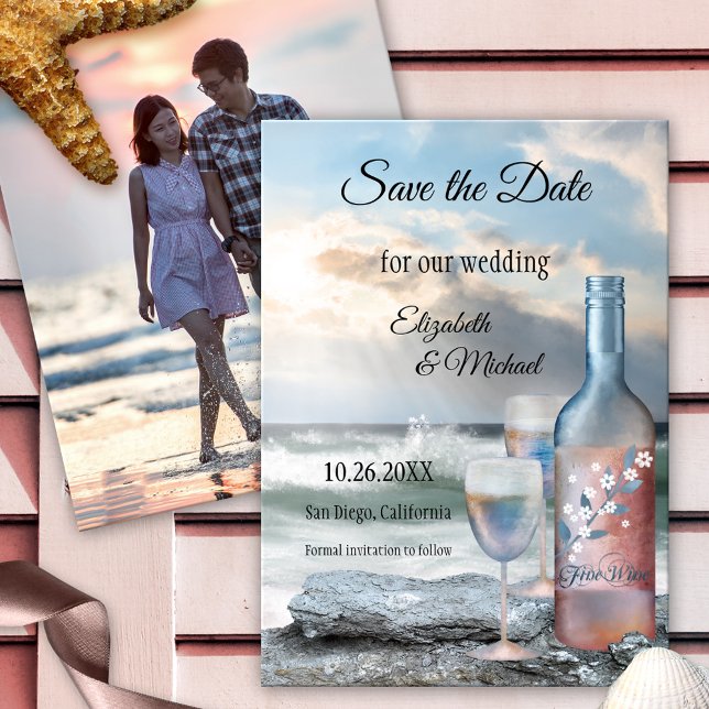 Guardar la invitación de matrimonio de fotos del P (Photo Save the Date invitation with a painting of a wine bottle with two glasses at the beach)