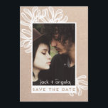 Guardar la tarjeta fotográfica moderna y de moda d<br><div class="desc">La tarjeta de papel Save the Date Trendy y Modern Photo Craft es una excelente manera de enviar las grandes noticias a tus amigos y familiares mostrando tu imagen favorita. Bonitas ramas dibujadas de Mistletoe enmarcan la foto con gusto.</div>