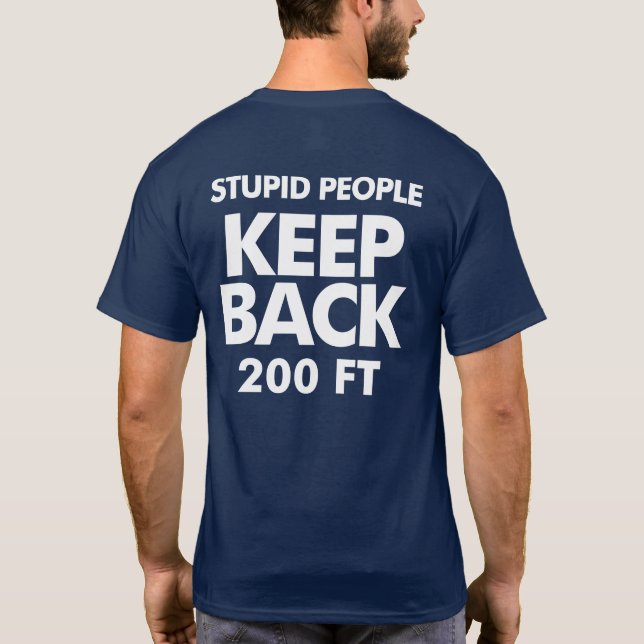 Guarde detrás la camiseta oscura (Reverso)