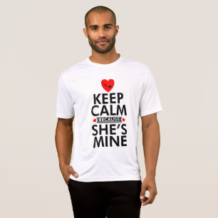 Guarde la calma porque ella es camiseta de la mina