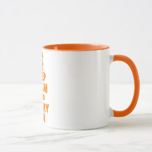 Guarde la calma y asustadizo en las tazas de café