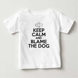 Guarde la calma y culpe la camiseta divertida del