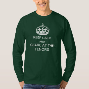 Guarde la calma y el resplandor en la camiseta de