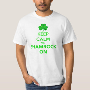 Guarde la calma y el trébol en la camiseta del d