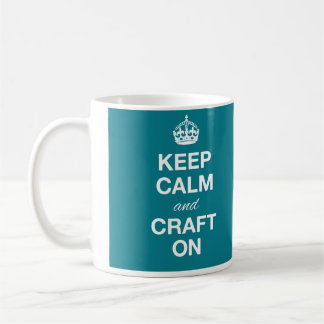 Guarde la calma y hágala a mano en la taza