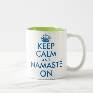 Guarde la calma y Namasté en la taza de la