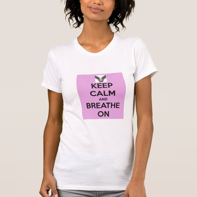 Guarde la calma y respire en la camisa de las (Anverso)