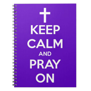 Guarde la calma y ruegue en el cuaderno espiral
