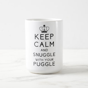 Guarde la calma y Snuggle con su taza de Puggle