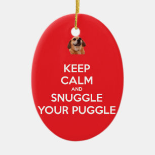 Guarde la calma y Snuggle su ORNAMENTO de Puggle -