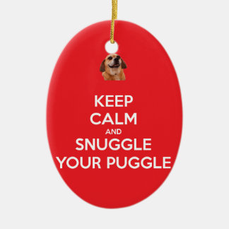 Guarde la calma y Snuggle su ORNAMENTO de Puggle -