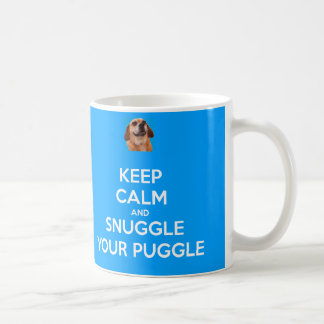 Guarde la calma y Snuggle su TAZA de Puggle - azul