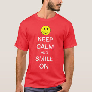 Guarde la calma y sonría en la camisa amarilla