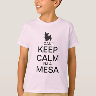 Guarde la camiseta del perrito del chica de la