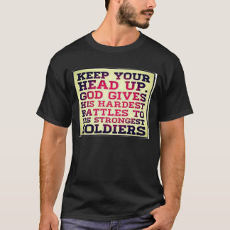 Guarde su cabeza encima de las camisetas